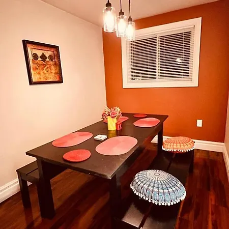 Affordable Downtown Private Rooms Windsor Exterior photo